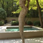 bronzen beeld, Het Kleine Badmeisje, Béatrice Cols, Belgische kunstenares, kind in brons, meisje in badpak, figuratieve sculptuur, paardenstaart maken, natuurlijke patina, poëtisch beeld, hedendaagse kunst, interieurdecoratie, tuinbeeld, gepatineerd brons, kunstcollectie