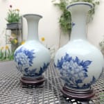 vase en porcelaine chinoise bleu et blanc, une paire de vase chinois, tsai hsiao-fang, hsiao-fang klin, vase en porcelaine émaillée bleue, vase en porcelaine bleue, porcelaine bleue et blanche de type dynastie qing, vase d'époque kang xi, porcelaine fine chinoise, reproduction de céramique antique, vase chinois en porcelaine fine, vase de style ancien, art de la décoration, décoration d'intérieur, décoration d'intérieur, décoration d'art, design d'intérieur, bibliothèque de décoration, décoration de bureau, galerie d'art thema heyi, galerie d'art, galerie d'art belge