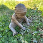 julie, béatrice cols, art thema, escultura de bronce, escultura infantil, pequeña estatua de niña, arte en bronce a la cera perdida, escultora belga contemporánea, Béatrice Cols, escultura de bronce coleccionable, escultura sobre la infancia, arte para coleccionistas, escultura figurativa en bronce