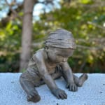 julie, béatrice cols, art thema, petite sculpture en bronze, sculpture d’enfant, petite statue de fillette, art en bronze à la cire perdue, sculptrice belge contemporaine, Béatrice Cols, sculpture en bronze de collection, sculpture sur le thème de l’enfance, art pour collectionneurs, sculpture figurative en bronze