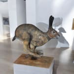 Marie Thys, Marie, Thys, Art Thema, Artthema, Kunst, Thema, Galerie, Kunstgalerie, Frankreich, Belgien, Kaninchen, Hase, großer Hase, Tier, Sprung, Tierschutz, Garten, Gartendekoration, Tierskulptur, Bronze, Bronzeskulptur, belgische Künstlerin, Tierkunst, Außenskulptur, Gartendekoration, Kunstinvestition, Kunstleasing, Bronzeskulptur für den Garten, Kunst für Unternehmen, sichere weltweite Lieferung