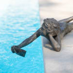Sculpture bronze La Petite Plongeuse Béatrice Cols, sculpture, sculpture bronze, petit garçon au bord de la piscine, petit garçon avec bateau, petit garçon qui joue avec son bateau, artiste belge, sculpture art contemporain, œuvre d’art bronze intérieur extérieur collectionneur, sculpture bronze architecte d’intérieur, sculpture bronze intérieur architecte décorateur, leasing d’œuvre d’art bronze, salon SMART Aix-en-Provence 2025, bronze figuratif enfant artiste contemporaine, sculpture poétique en bronze Béatrice Cols, collection sculpture bronze contemporaine, installation artistique pour bassin ou piscine, sculpture bronze pour aménagement paysager, œuvre d’art bronze pour collection privée, sculpture bronze pour décoration haut de gamme, art contemporain en bronze, sculpture enfant bronze émotion et douceur, art figuratif féminin en bronze, Béatrice Cols sculptrice bronze, art en bronze pour intérieur design, leasing d'art, leasing d'oeuvre d'art