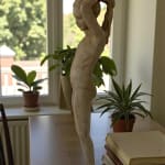 scultura in bronzo, La Piccola Bagnante, Béatrice Cols, artista belga, bambino in bronzo, ragazza in costume, scultura figurativa, fare la coda, patina naturale, scultura poetica, arte contemporanea, decorazione interni, scultura da giardino, bronzo patinato, opera da collezione