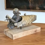 Scultura contemporanea in bronzo Master of Speed IV di Lieven D’Haese, opera figurativa dal forte impatto emotivo per collezionisti d’arte e interior designer.