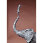 sur le tronc adorable fille debout sur un éléphant sculpture contemporaine bronze sculpture animalière sophie verger art yi bruxelles galerie d'art