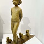 Sylvie Gaudissart eendjes kindersculptuur sylvie debray Gaudissart hedendaagse bronzen dierensculptuur een schattig meisje gevolgd door een groep mooie eenden belgische brussel kunstgalerie art yi