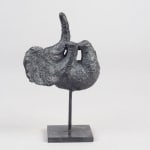 Kleine olifant op zijn rug olifantensculptuur Sophie Verger schattig dierensculptuur bronzen sculptuur kunstdecoratie dierenkunstcollectie Art Yi Gallery Brusselse kunstgalerie