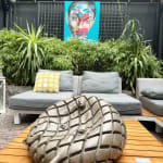 Songe Schwimmskulptur Isabel Miramontes Gartenskulptur Gartengestaltung Gartendekoration Kunst zeitgenössische Skulptur Bronzeskulptur Innenarchitektur im Hotel Barsey von Warwick Art Yi Galerie Brüsseler Kunstgalerie