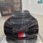 Chirona zwarte luxe raceauto sculptuur Jean Paul Kala hedendaagse auto sculptuur Art Yi-galerij Kunstgalerij Brussel
