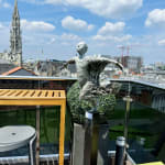 Fast fliegend, Lieven d'Haese, Fliegenskulptur, Fliegerkind, Traum von der Fliege, zeitgenössische Bronzeskulptur, monumentale Gartenskulptur, Gartenskulptur, Gartengestaltung Art Yi Kunstgalerie in Brüssel