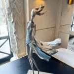 Gevoelens vrouwensculptuur Hedwige Leroux hedendaagse sculptuur bronzen sculptuur vrouw met haar dat in de wind waait interieurontwerp in hotel Barsey door Warwick Art Yi-galerij Kunstgalerij in Brussel