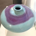 Vase à épaulement en grès émaillé bleu et éclaboussures violettes, four Jun, style de la dynastie Song Tsai Hsiao-fang art céramique contemporain art céramique asiatique art porcelaine asiatique vase en céramique bleu vase en porcelaine bleue collection d'art Galerie d'art Yi Galerie d'art de Bruxelles