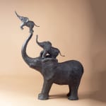 Chacun à son tour sculpture éléphant de Sophie Verger sculpture contemporaine sculpture animalière sculpture en bronze art une mère éléphant joue avec ses deux petits éléphanteaux sur sa trompe et essaie d'attraper le ciel et de jouer dans le cirque sculpture de jardin design d'intérieur chez Art Yi Galerie d'art de Bruxelles