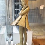 Engel geht vorbei Isabel Miramontes Skulptur eines tanzenden Mädchens monumentale Skulptur Gartenskulptur zeitgenössische Bronzeskulptur ein schönes Mädchen überrascht, dass ihr Kleid vom Wind verweht wird Art Yi Galerie Brüsseler Kunstgalerie
