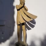 Ange passe Isabel Miramontes sculpture de danseuse sculpture monumentale sculpture de jardin sculpture contemporaine en bronze une belle fille surprise de sa robe soufflée par le vent Galerie Art Yi Galerie d'art de Bruxelles