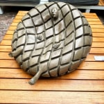 Songe zwemsculptuur Isabel Miramontes tuinsculptuur tuinontwerp tuindecoratie kunst hedendaagse beeldhouwkunst bronzen sculptuur interieurontwerp in hotel Barsey door Warwick Art Yi-galerij Kunstgalerij in Brussel