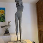 Isabel miramontes sculpture contemporaine en bronze art abstrait sculpture décoration design minimalisme intimidad une femme nue sculpture sortant de sa suite de bain au bord de la mer