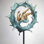 Schweben der Gedanken Liang Binbin zeitgenössische Skulptur Bronzeskulptur eine schwimmende Frau Skulptur durch einen Wasserkreis eine blaue Wellenskulptur blaue Meeresskulptur Wasserskulptur Art Yi Galerie Brüsseler Kunstgalerie