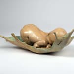 Süße Träume Babyskulptur Liang Binbin süßes Baby schläft auf blauem Wasser Bronzeskulptur zeitgenössische Skulptur Art Yi Galerie Brüsseler Kunstgalerie