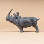Neushoorn speelt met klein meisje schattig dier en kind hedendaagse bronzen sculptuur sophie verger