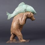Een beer genaamd Sisyphus schattig en schattig dier eigentijds bronzen beerbeeldhouwwerk dat een vis sophie verger draagt
