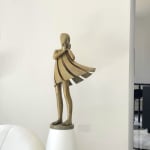 Engel passeert Isabel Miramontes dansend meisje sculptuur monumentale sculptuur tuinsculptuur hedendaagse bronzen sculptuur een mooi meisje verrast door haar jurk die door de wind wordt opgeblazen Art Yi-galerij Kunstgalerij Brussel