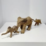 Op de savanne olifant sculptuur olifant familie sculptuur van Sophie Verger bronzen sculptuur dieren sculptuur hedendaagse sculptuur kunst een familie van olifanten die samen vooruit lopen allemaal in geluk Art Yi galerie Brusselse kunstgalerie