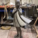 Ange passe Isabel Miramontes sculpture de danseuse sculpture monumentale sculpture de jardin sculpture contemporaine en bronze une belle fille surprise de sa robe soufflée par le vent Galerie Art Yi Galerie d'art de Bruxelles