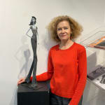 Montmartre scultura donna contemporanea scultura ragazza parigina Hedwige Leroux scultura in bronzo scultura donna contemporanea scultura ragazza cittadina sono Galleria Art Yi Galleria d'arte di Bruxelles