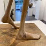 Maanlicht dansend meisje sculptuur van Hedwige Leroux hedendaagse bronzen sculptuur danseres vrouw sculptuur een meisje in een groene jurk die vrijelijk danst Art Yi galerie in Brussel