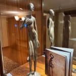 Callipyge-Frauenskulptur von Isabel Miramontes, zeitgenössische Skulptur, Bronzeskulptur, eine schöne Frau im Kleid, Skulptur, Kunst, Skulpturensammlung Art Yi-Galerie Brüsseler Kunstgalerie
