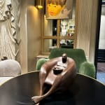 Sitzende Stuhlskulptur Isabel Miramontes zeitgenössische Skulptur Bronzeskulptur Innenarchitektur im Hotel Barsey von Warwick Art Yi Galerie Brüsseler Kunstgalerie