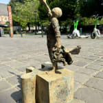 Eureka sculpture Lieven D'Haese child dreaming holding puzzle and find the star in the sky contemporary sculpture bronze sculpture figurative sculpture Art Yi gallery Brussels