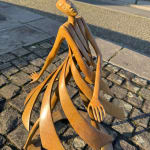 Cette nouvelle petite sculpture « Primavera », représentant une danseuse printanière, est une sculpture figurative abstraite contemporaine en bronze de Miramontes, exposée à la galerie Art Yi à Bruxelles.