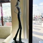 Montmartre contemporary woman sculpture paris girl sculpture Hedwige Leroux bronze sculpture contemporary woman sculpture city girl sculpture are Art Yi gallery Brussels art gallery