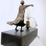 Visionair lieven d'haese hedendaagse bronzen sculptuur van een jongen zet een gloeilamp aan met zijn verbeelding en zijn inspiratie een beeldhouwkunst van droom Art Yi kunstgalerie in brussel