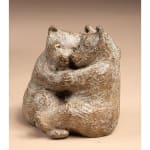 Deux ours enlacent des ours mignons s'embrassent et s'étreignent ensemble sculpture d'ours collection d'ours sculpture animalière en bronze contemporaine sophie verger art yi galerie d'art de bruxelles