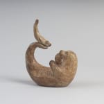 Zeehond en haar babyzeehondsculptuur, zeediersculptuur van Sophie Verger, bronzen sculptuur, hedendaagse sculptuur, zeehondenfamilie die samen speelt, kunstdecoratie, in de kunstgalerie Art Yi in Brussel