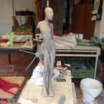 Callipyge-Frauenskulptur von Isabel Miramontes, zeitgenössische Skulptur, Bronzeskulptur, eine schöne Frau im Kleid, Skulptur, Kunst, Skulpturensammlung Art Yi-Galerie Brüsseler Kunstgalerie