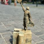 Eureka-Skulptur Lieven D'Haese, träumendes Kind, das ein Puzzle hält und den Stern am Himmel findet, zeitgenössische Skulptur, Bronzeskulptur, figurative Skulptur Art Yi-Galerie Brüssel