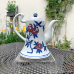 Théière à pivoines sous glaçure bleue, blanche et rouge de style dynastie Qing (signée en bas "Playing Jade") Tsai Hsiao-fang art céramique contemporain art céramique asiatique art porcelaine asiatique vase en céramique bleue vase en porcelaine bleue collection d'art Galerie d'art Yi Galerie d'art de Bruxelles