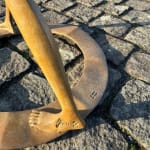 This new small sculpture “Primavera”, representing a spring dancer, is a contemporary abstract figurative bronze sculpture by Miramontes, exhibited at the Art Yi gallery in Brussels.