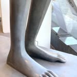borigine bella ragazza su una barca bronzo contemporaneo scultura da giardino scultura monumentale isabel miramontes decorazione del giardino design piscina sedia arte yi galleria bruxelles