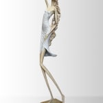 Tous les yeux sur moi élégante sculpture de femme dansante sculpture en bronze sculpture contemporaine une jeune femme touchant ses longs cheveux et dansant dans une robe blanche soyeuse dans le vent pleine de liberté sculpture d'art à la galerie Art Yi à Bruxelles