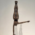 La courbe que tu me donnes (s) miniature danseuse sculpture de Marc de Corte sculpture contemporaine en bronze femme sculpture danse sculpture à la galerie Art Yi à Bruxelles