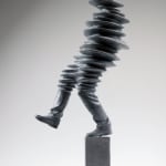 Walkman sculpture contemporaine Liang Binbin une sculpture en bronze gris clair représentant un homme marchant et sautant sous la pluie avec une ombre sculpture figurative Galerie Art Yi Galerie d'art de Bruxelles