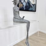 antworte mir, Hedwige Leroux, zeitgenössische Skulptur, Bronzekunst, schöne und feine Frau, die auf ihrem Smartphone zusieht und auf eine Antwort wartet, Kunst, Yi Art Gallery, Brüssel