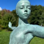 Wanneer ik een sprong in het diepe waag Marc de Corte sculptuur zwemmende vrouw zwemsculptuur zwemmende sculptuur meisjessculptuur sculptuur tuinsculptuur bronzen sculptuur hedendaagse sculptuur Art Yi-galerij Kunstgalerij Brussel