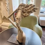 sculpture de femme venteuse Hedwige Leroux sculpture contemporaine sculpture en bronze femme aux cheveux soufflés dans le vent design d'intérieur à l'hôtel Barsey par Warwick Galerie Art Yi Galerie d'art de Bruxelles