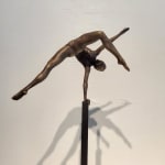 In balans brengen van mijn geven (s) miniatuur dansend meisjesbeeld van Marc de Corte hedendaagse bronzen sculptuur vrouwenbeeld dansbeeld in Art Yi galerie in Brussel